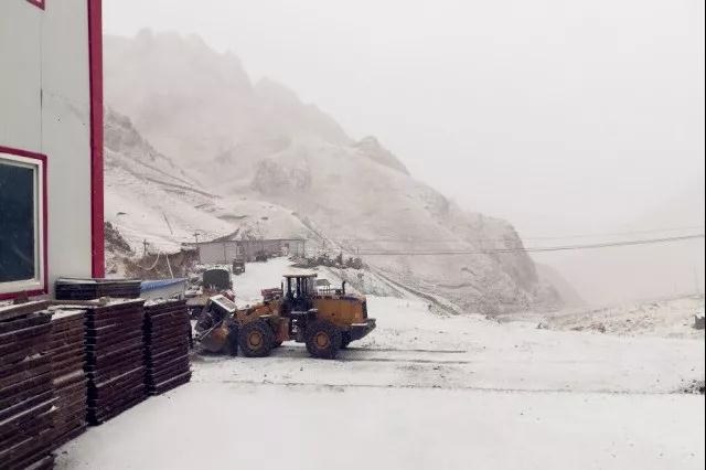 人間四月芳菲盡，山中春雪還復(fù)來